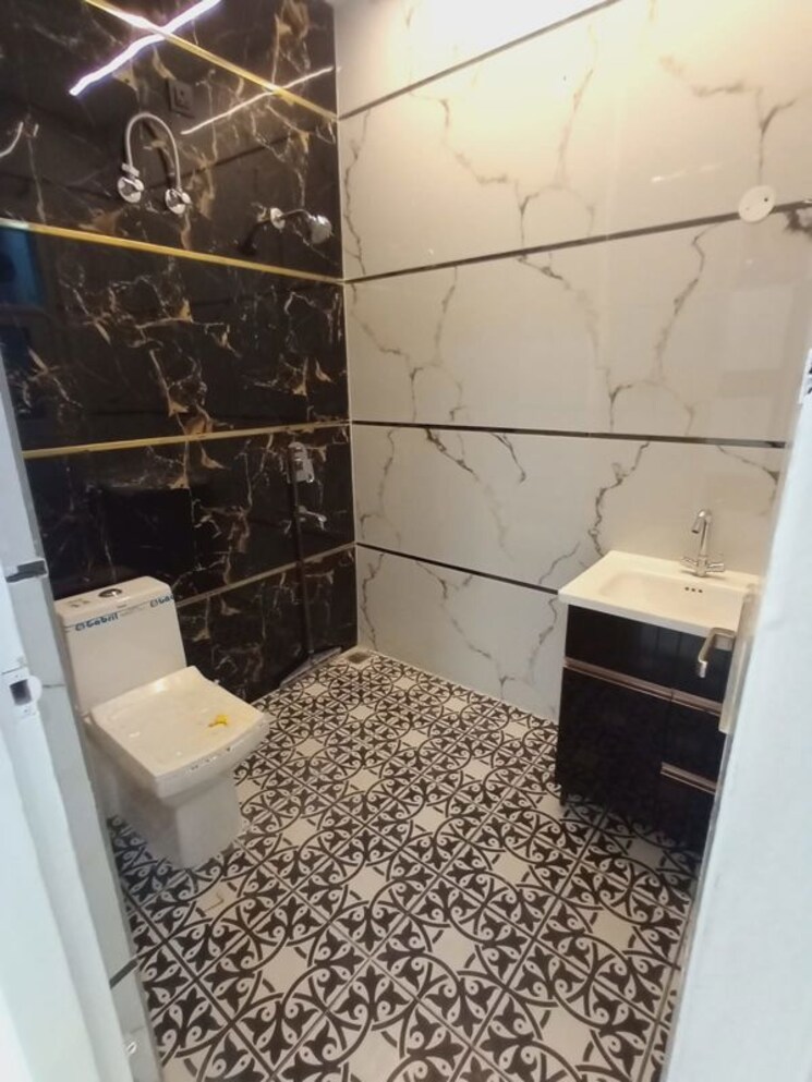 Bathroom, nirman vihar 2.5 Bedroom 147 Sq.Yd. Builder Floor In Nirman Vihar Delhi 9830017