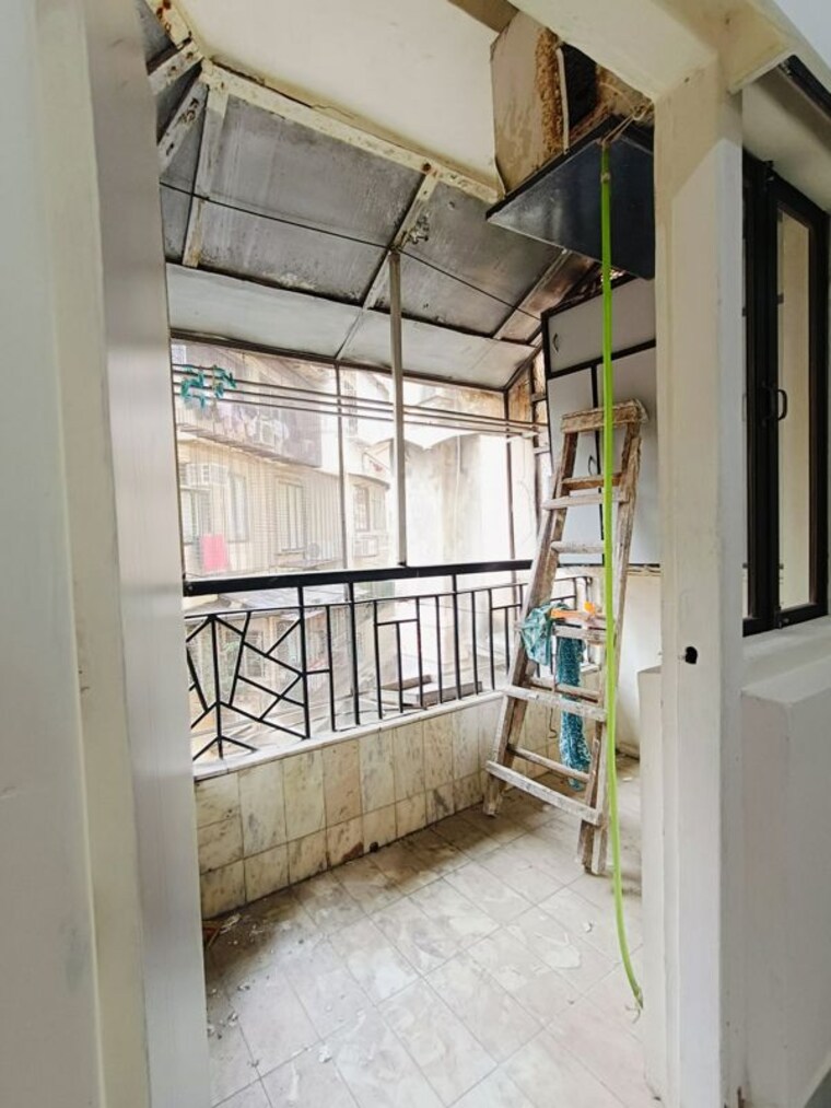 Balcony, girgaum chowpatty 2 Bedroom 915 Sq.Ft. Apartment In Girgaum Chowpatty Mumbai 9830319