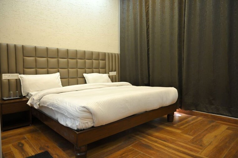 Bedroom, kumarhatti Commercial Showroom 20000 Sq.Ft. In Kumarhatti Solan 9829943