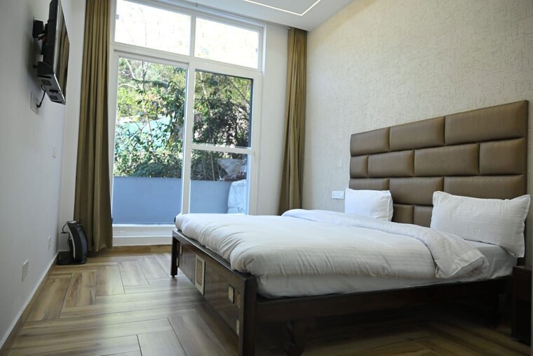 Bedroom, kumarhatti Commercial Showroom 20000 Sq.Ft. In Kumarhatti Solan 9829943