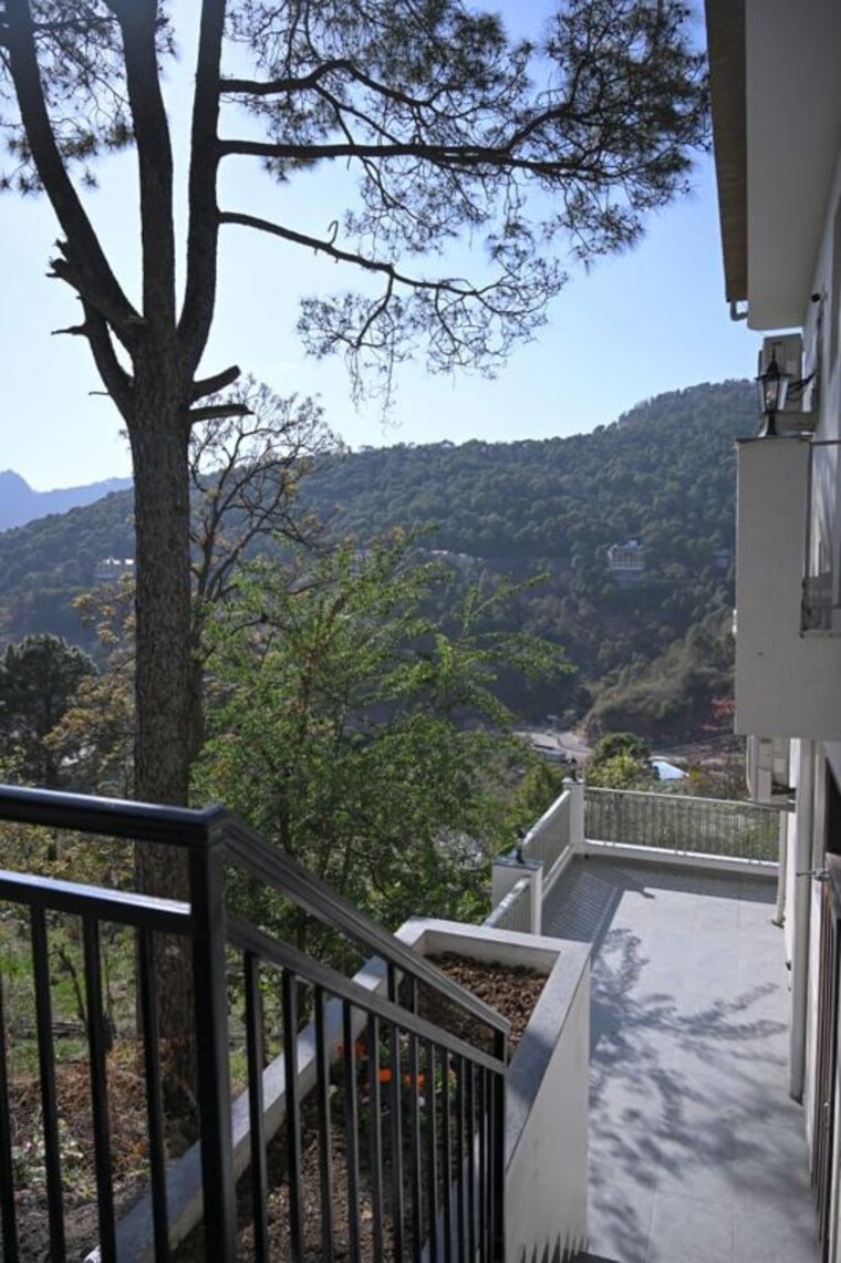 Balcony, kumarhatti Commercial Showroom 20000 Sq.Ft. In Kumarhatti Solan 9829943