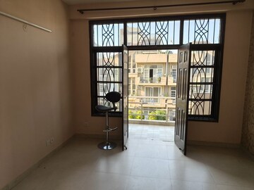 Room in 3.5 BHK Villa at Unitech Espace Nirvana Country, Sector 50 – for Rent