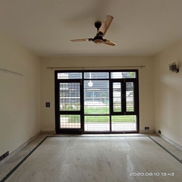 Room in 3.5 BHK Villa at Unitech Espace Nirvana Country, Sector 50 – for Rent