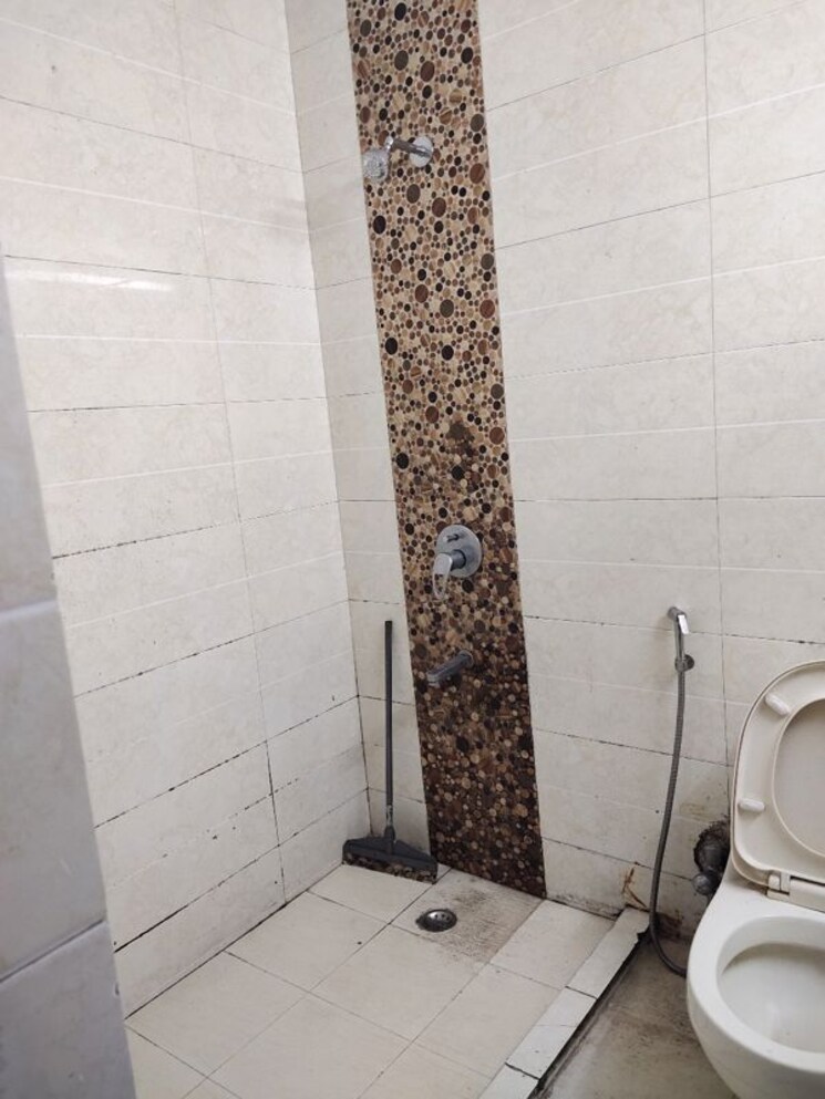 Bathroom, east of kailash 3 Bedroom 1000 Sq.Ft. Builder Floor In East Of Kailash Delhi 9830839