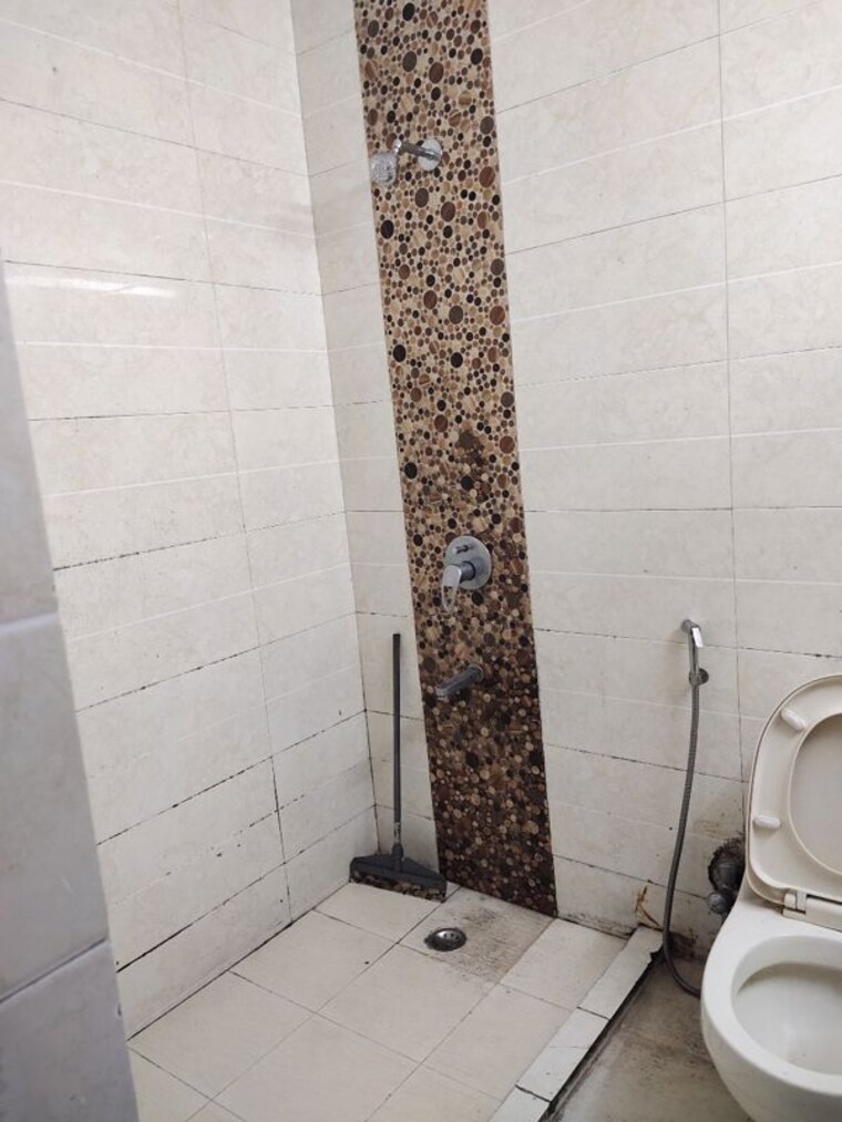 Bathroom, east of kailash 3 Bedroom 1000 Sq.Ft. Builder Floor In East Of Kailash Delhi 9830839