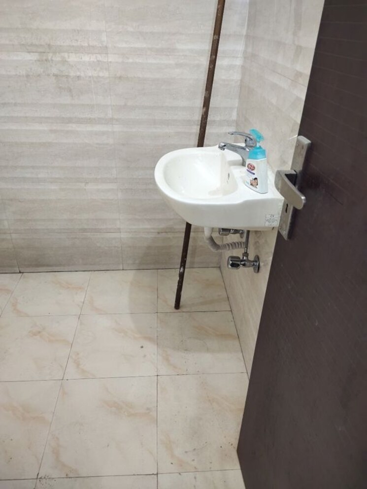 Bathroom, east of kailash 3 Bedroom 1000 Sq.Ft. Builder Floor In East Of Kailash Delhi 9830839