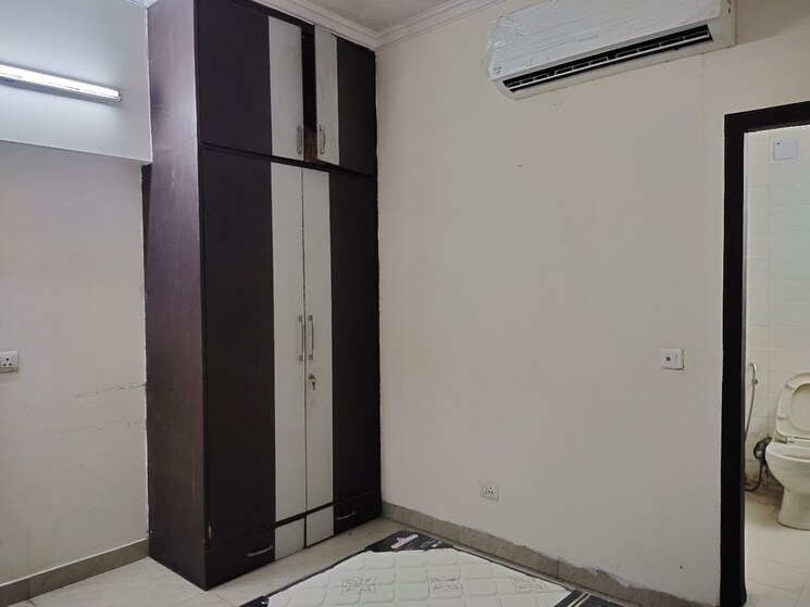 Room, east of kailash 3 Bedroom 1000 Sq.Ft. Builder Floor In East Of Kailash Delhi 9830839