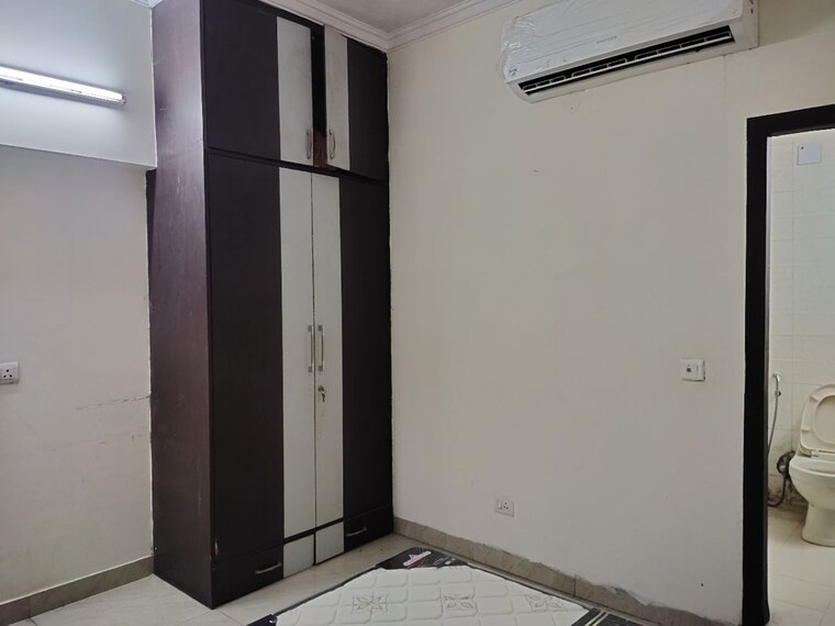 Room, east of kailash 3 Bedroom 1000 Sq.Ft. Builder Floor In East Of Kailash Delhi 9830839