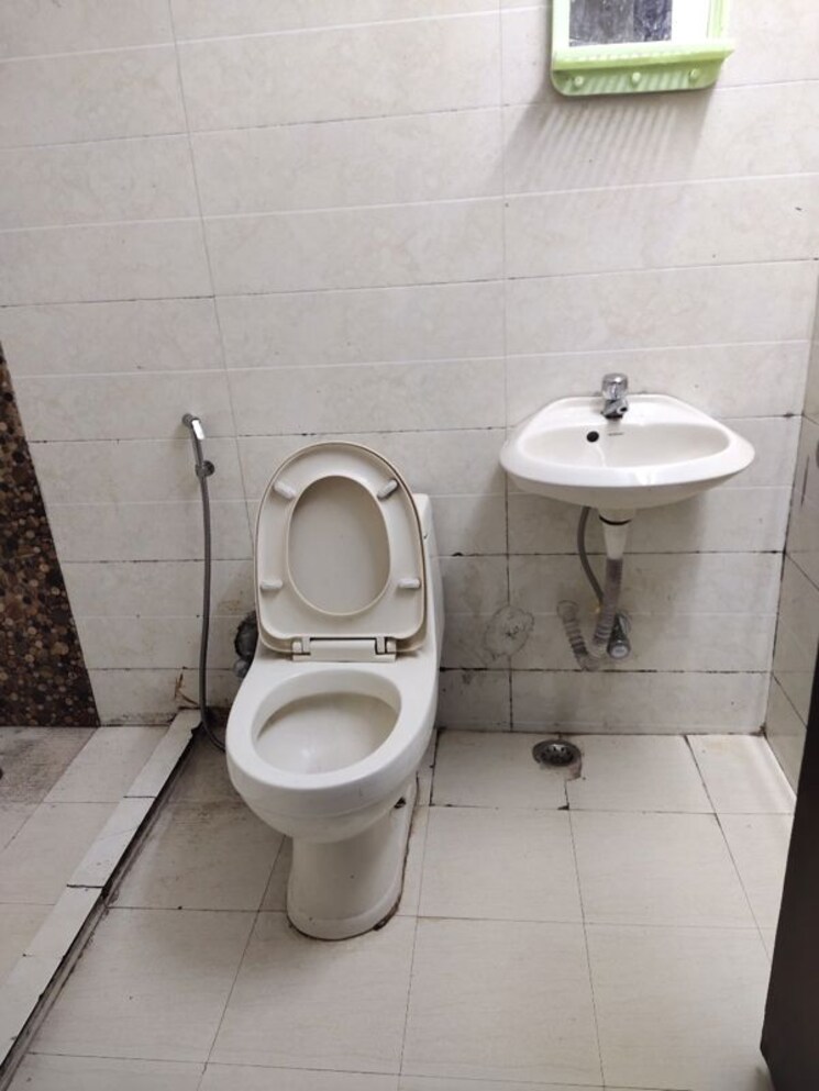 Bathroom, east of kailash 3 Bedroom 1000 Sq.Ft. Builder Floor In East Of Kailash Delhi 9830839