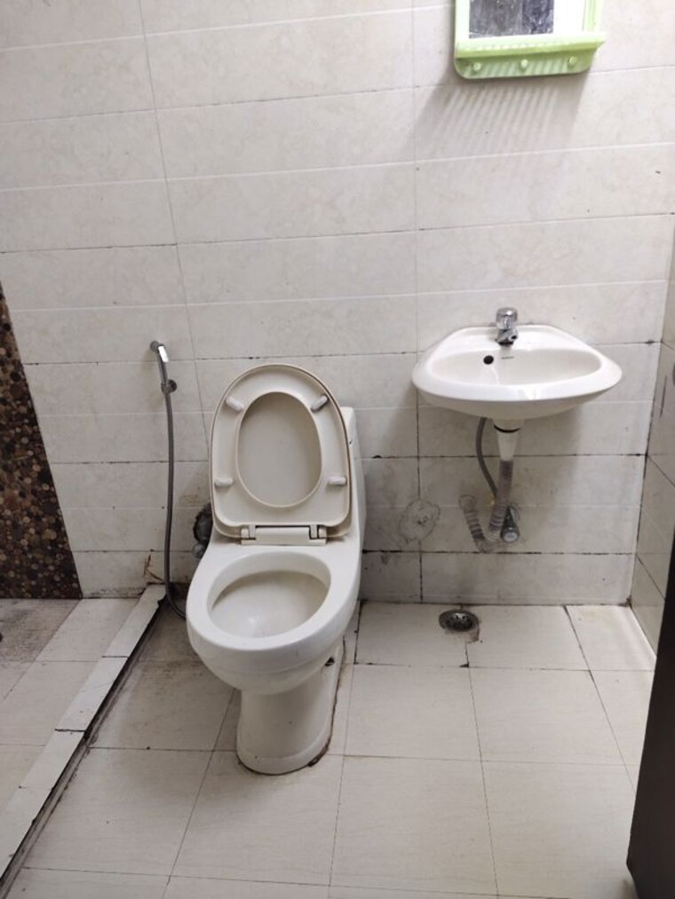 Bathroom, east of kailash 3 Bedroom 1000 Sq.Ft. Builder Floor In East Of Kailash Delhi 9830839