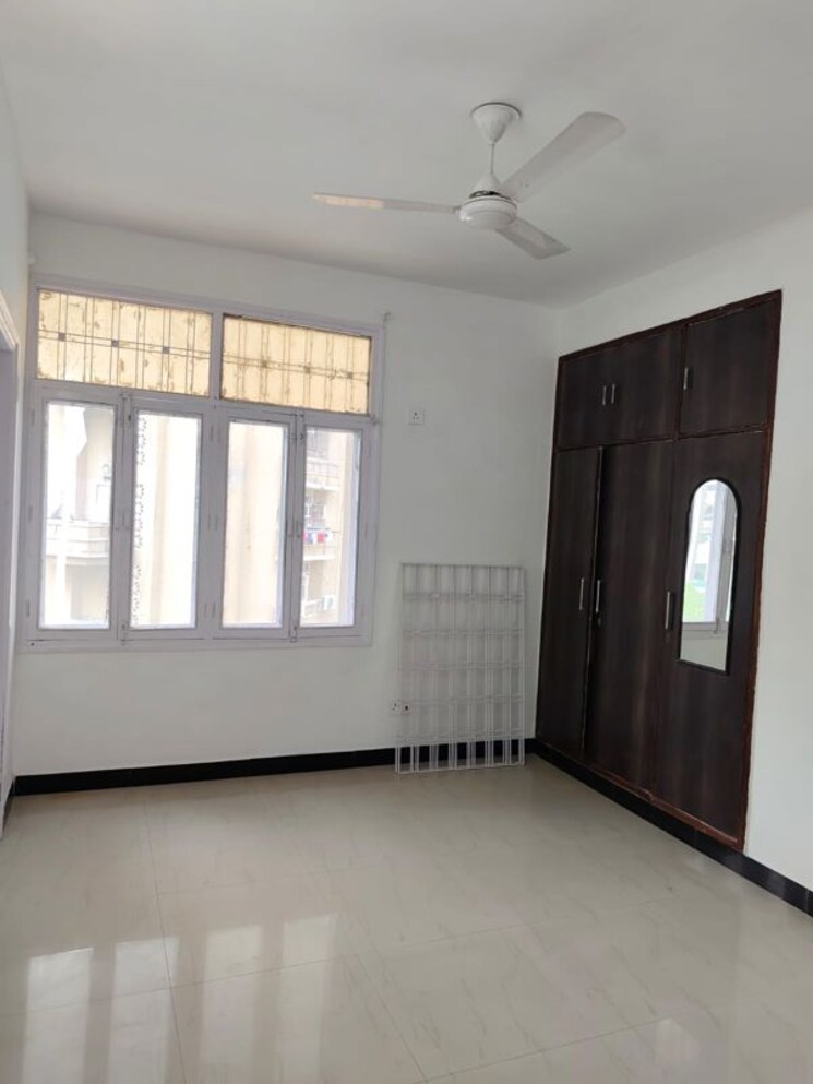 Room, sector 19 dwarka 3 Bedroom 1400 Sq.Ft. Apartment In Sector 19 Dwarka Delhi 9830840