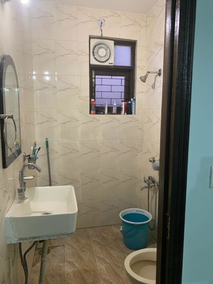 Bathroom, east of kailash 2 Bedroom 1000 Sq.Ft. Builder Floor In East Of Kailash Delhi 9831070