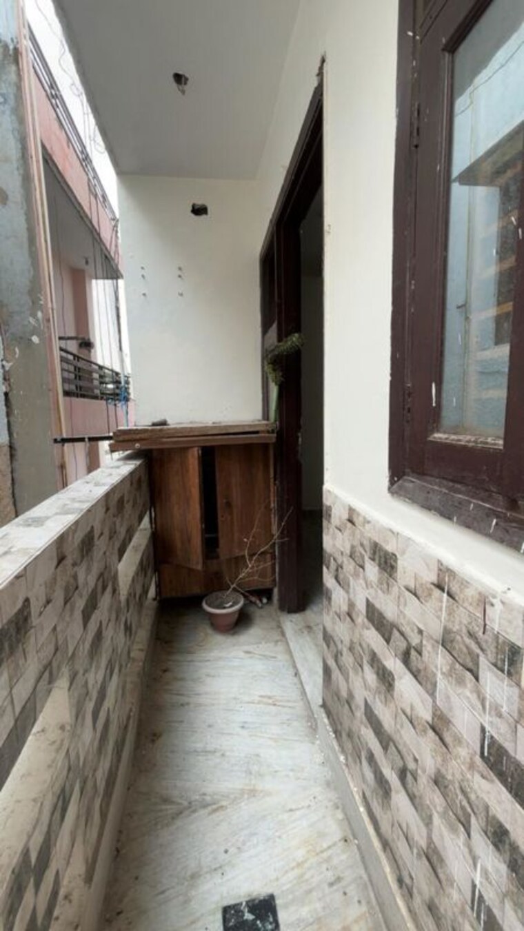 Balcony, vikas puri 2 Bedroom 84 Sq.Yd. Builder Floor In Vikas Puri Delhi 9831140