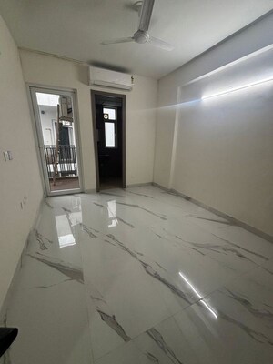 Room in 2.5 BHK Apartment at Smart World Gems, Sector 89 – for Rent
