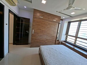 Room in 4 BHK Apartment at Oberoi Springs, Andheri West – for Rent