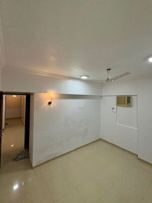 Room in 2 BHK Apartment at Fortune Heritage, Bandra West – for Rent