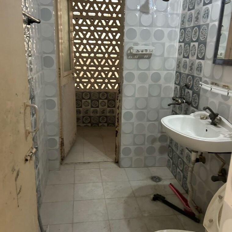 Bathroom, rwa-jalvayu-vihar-noida 3 Bedroom 1600 Sq.Ft. Apartment In Sector 25 Noida 9831394