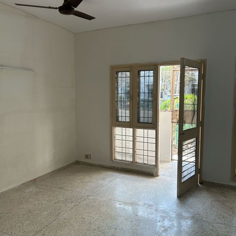 Room, rwa-jalvayu-vihar-noida 3 Bedroom 1600 Sq.Ft. Apartment In Sector 25 Noida 9831394