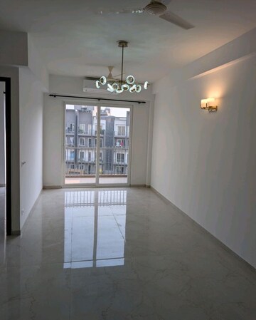 Room in 3 BHK Apartment at Smart World Orchard, Sector 61 – for Rent