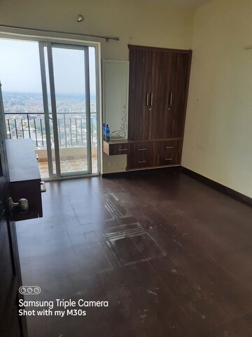 Room in 3 BHK Apartment at Landcraft Golf Links, Pandav Nagar – for Rent