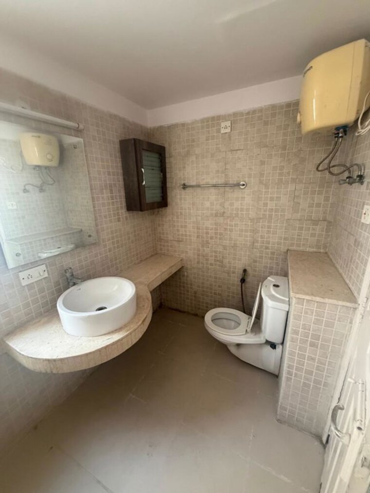 Bathroom, jaypee-greens-pavilion-court 2 Bedroom 1350 Sq.Ft. Apartment In Sector 128 Noida 9831560
