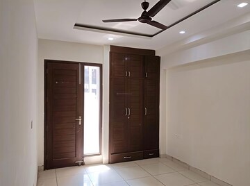 Room in 3 BHK Apartment at Sushant Lok 3, Sector 57 – for Rent