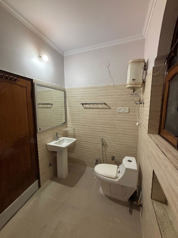 Bathroom, rajendra colony 2 Bedroom 250 Sq.Yd. Builder Floor In Rajendra Colony Faridabad 9831604