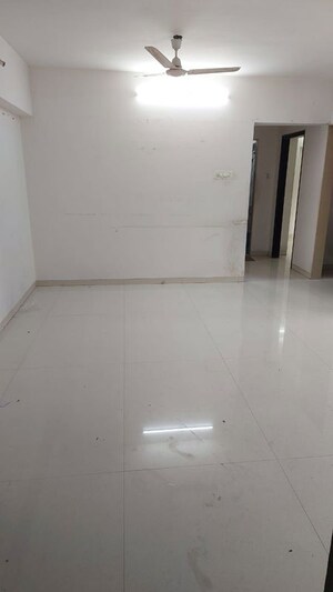 Room in 3 BHK Apartment at Hariom Sudhanshu CHS, Vile Parle East – for Rent