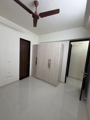Room in 3 BHK Apartment at Sheth Zuri, Laxmi Nagar – for Rent