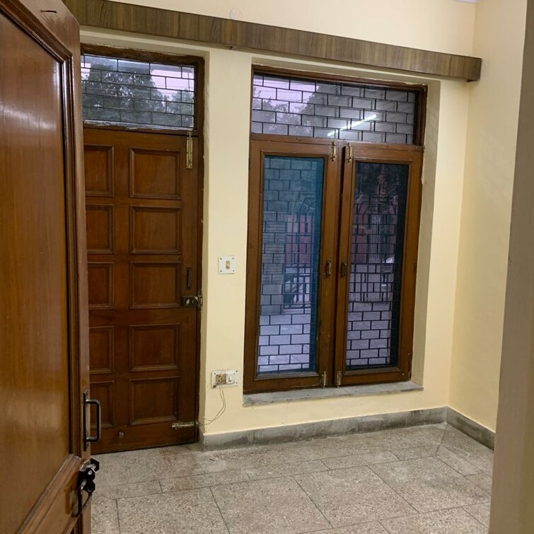 Room, rajendra colony 2 Bedroom 160 Sq.Yd. Builder Floor In Rajendra Colony Faridabad 9831850
