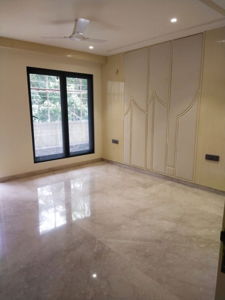 Room, dlf phase ii 4 Bedroom 300 Sq.Yd. Builder Floor In Dlf Phase ii Gurgaon 9831910
