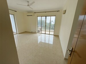 Room in 3.5 BHK Apartment at Parsvnath Exotica, Sector 53 – for Rent