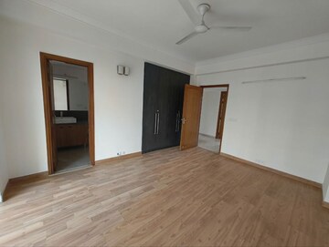 Room in 3.5 BHK Apartment at Parsvnath Exotica, Sector 53 – for Rent