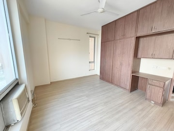 Room in 3.5 BHK Apartment at Pioneer Park Phase 1, Sector 61 – for Rent