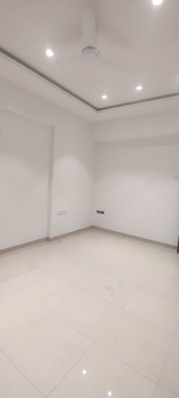 Room in 3 BHK Apartment at Ufasa Fortune Star, Byculla – for Rent