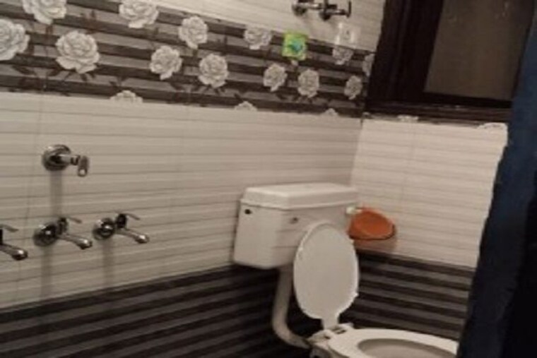 Bathroom, new ashok nagar 1.5 Bedroom 815 Sq.Ft. Builder Floor In New Ashok Nagar Delhi 9832936