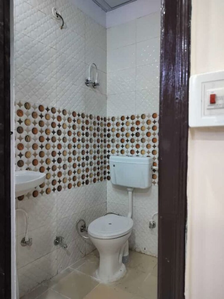 Attached Bathroom, pratap vihar 3 Bedroom 1150 Sq.Ft. Builder Floor In Pratap Vihar Ghaziabad 9833049