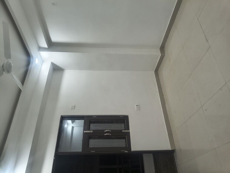 Room, sector 73 3 Bedroom 1450 Sq.Ft. Builder Floor In Sector 73 Noida 9833059