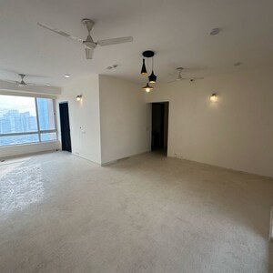 Room in 3.5 BHK Apartment at Unitech Espace Nirvana Country, Nirvana Country – for Rent