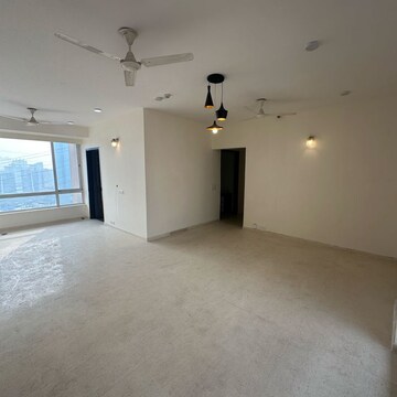 Room in 3.5 BHK Apartment at Unitech Espace Nirvana Country, Nirvana Country – for Rent