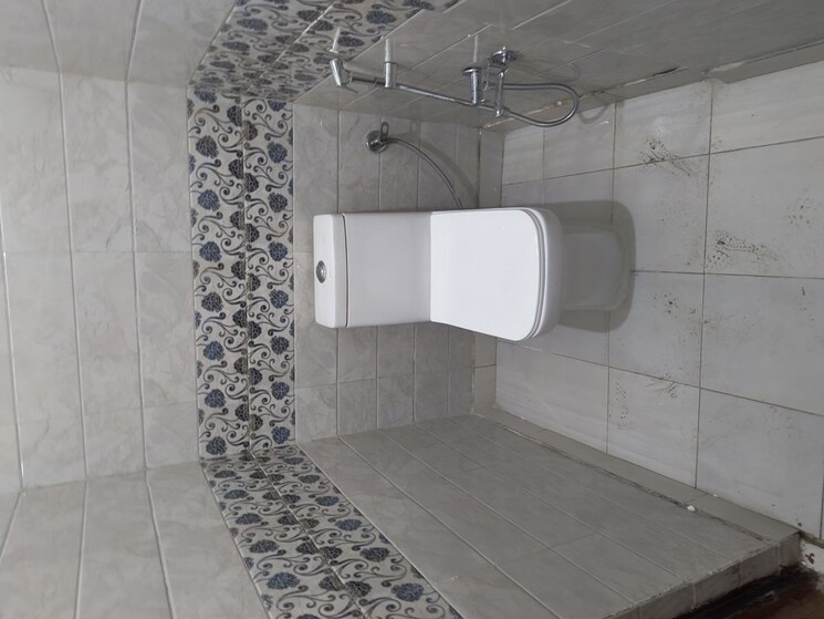Bathroom, dwarka mor 3 Bedroom 100 Sq.Yd. Builder Floor In Dwarka Mor Delhi 9833080