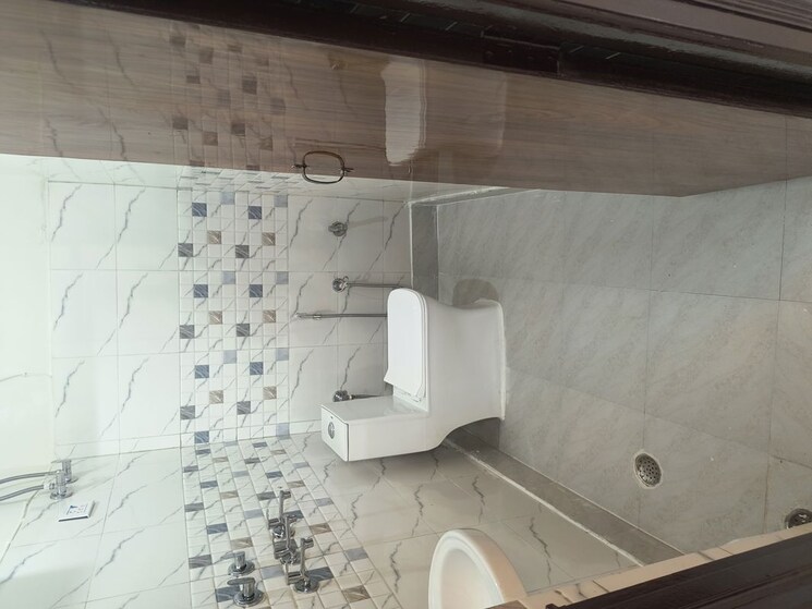Bathroom, dwarka mor 3 Bedroom 100 Sq.Yd. Builder Floor In Dwarka Mor Delhi 9833080
