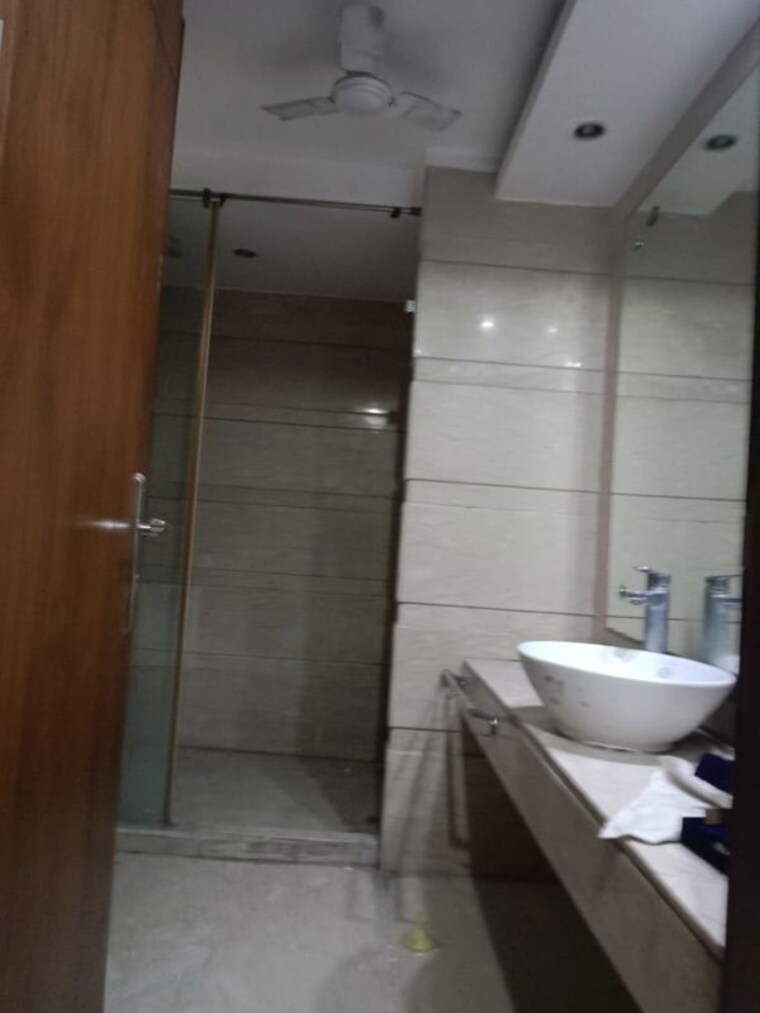 Bathroom, maharani bagh 6+ Bedroom 888 Sq.Yd. Independent House In Maharani Bagh Delhi 9833116