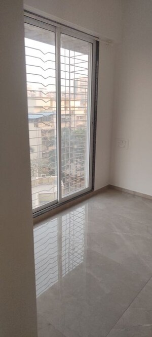 Room in 2 BHK Apartment at Konark Zen Gardens, Kandivali West – for Rent