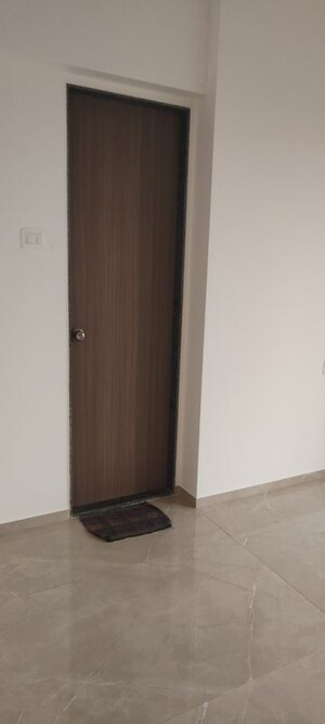 Room in 2 BHK Apartment at Konark Zen Gardens, Kandivali West – for Rent