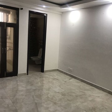 Room in 3 BHK Builder Floor at Kailash Hills – for Rent