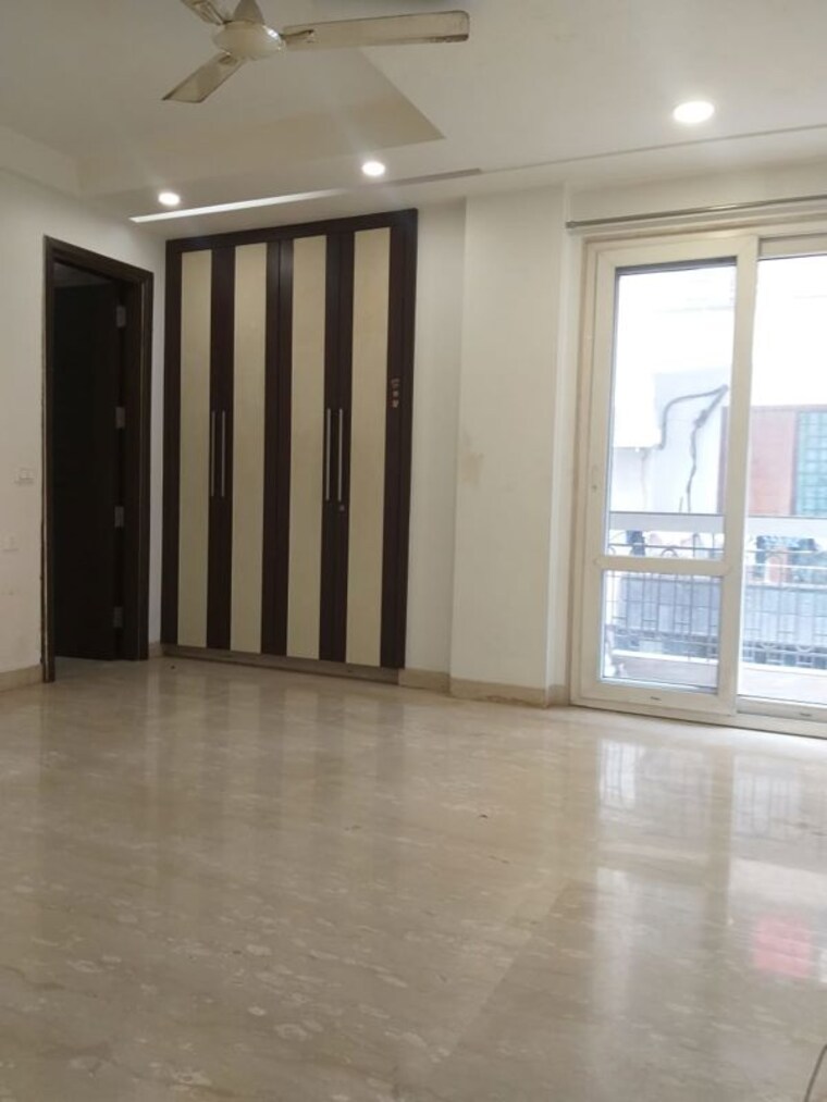 Room, maharani bagh 4 Bedroom 555 Sq.Yd. Independent House In Maharani Bagh Delhi 9833139