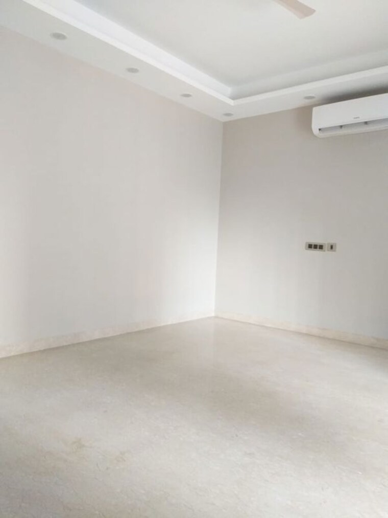 Room, maharani bagh 4 Bedroom 555 Sq.Yd. Independent House In Maharani Bagh Delhi 9833139