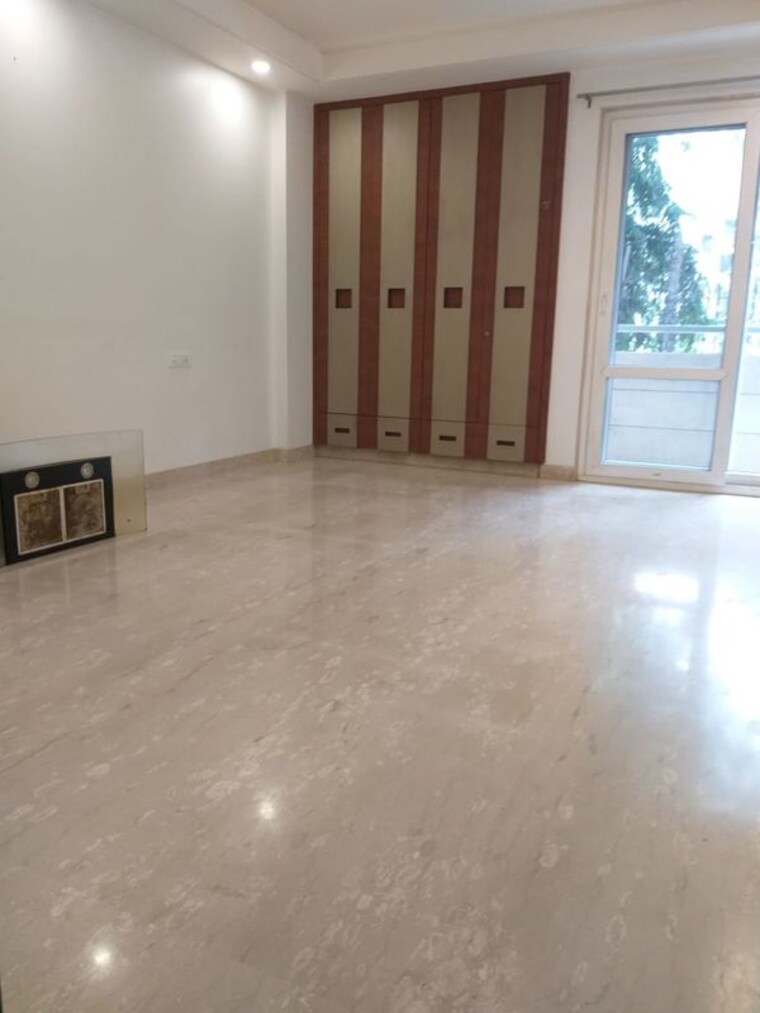 Room, maharani bagh 4 Bedroom 555 Sq.Yd. Independent House In Maharani Bagh Delhi 9833139