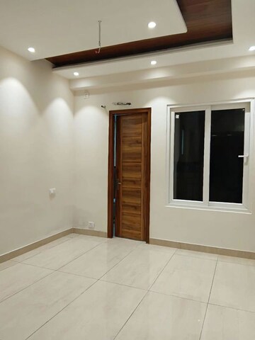 Room in 3 BHK Builder Floor at Panchkula Urban Estate – for Rent